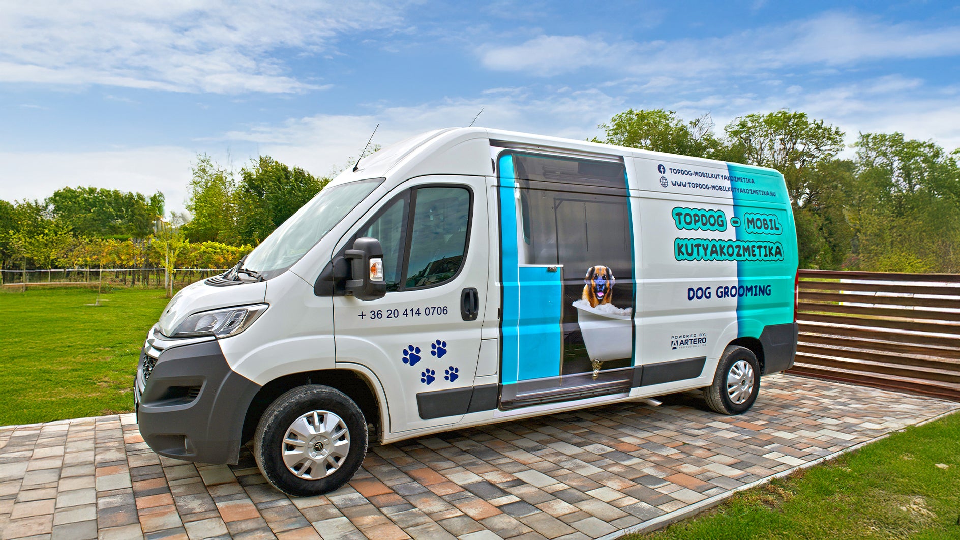 dog grooming van for mobile pet grooming business at customer location